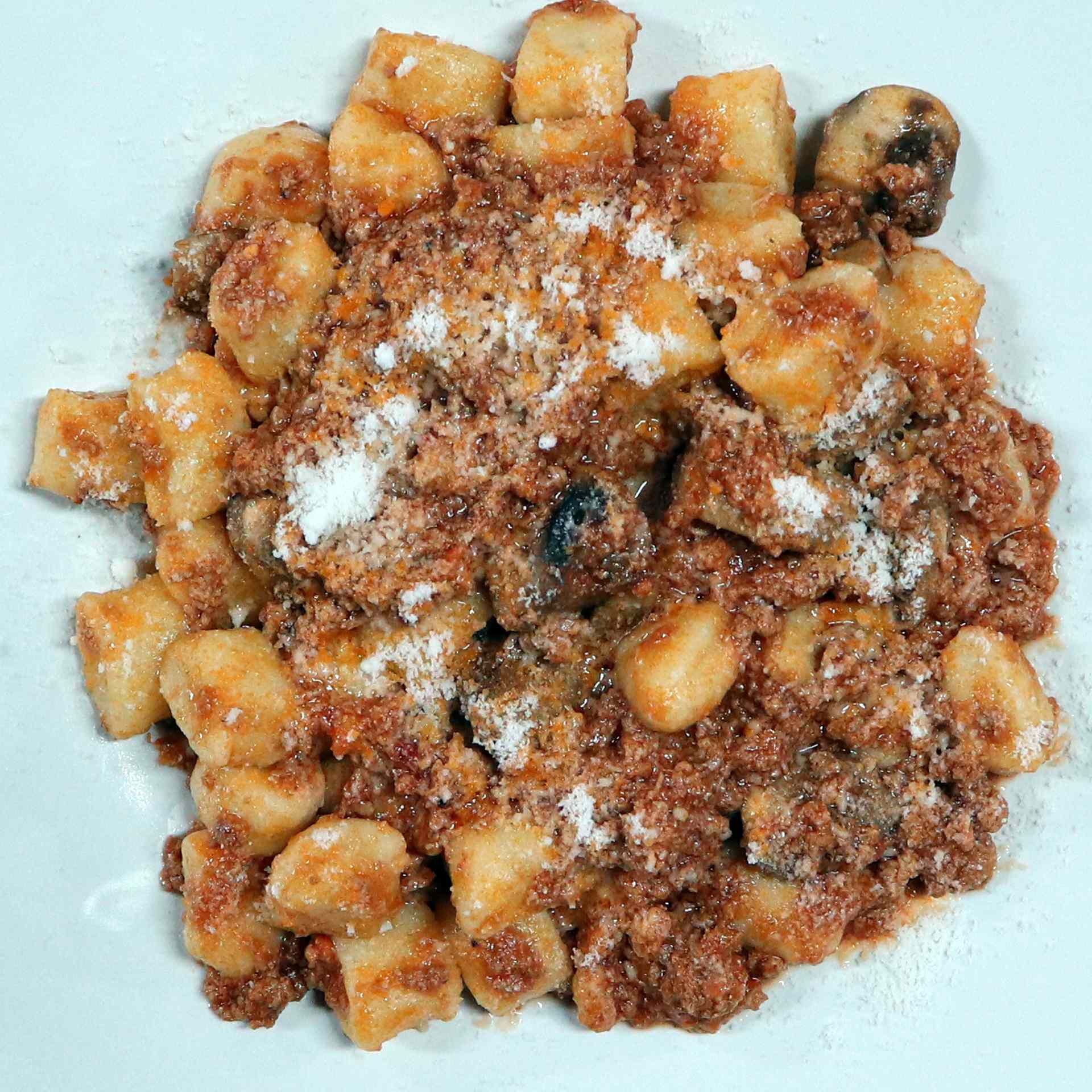 gnocchi ragu' e funghi
